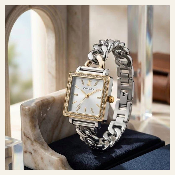 Montre femme carrée bicolore or et argent, lunette sertie de cristaux et bracelet chaîne en acier