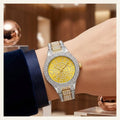 Montre femme full diamant entièrement sertie de cristaux avec cadran doré, portée au poignet