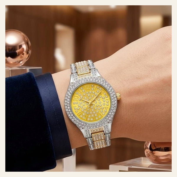 Montre femme full diamant entièrement sertie de cristaux avec cadran doré, portée au poignet