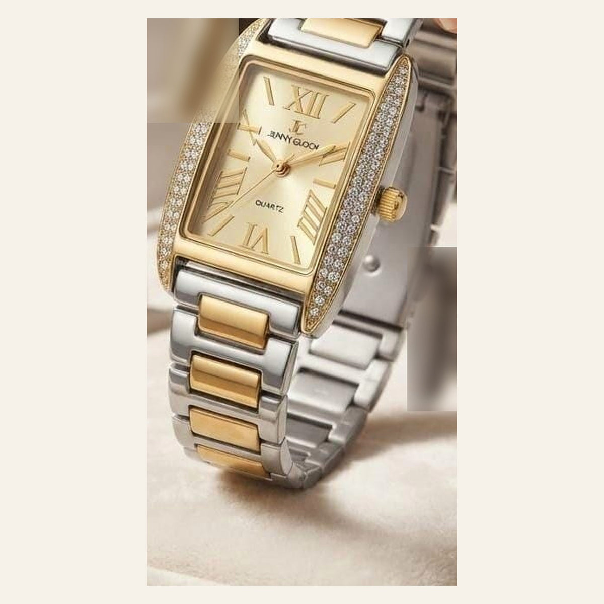 Montre femme rectangle au cadran doré avec chiffres romains, lunette sertie et bracelet acier bicolore